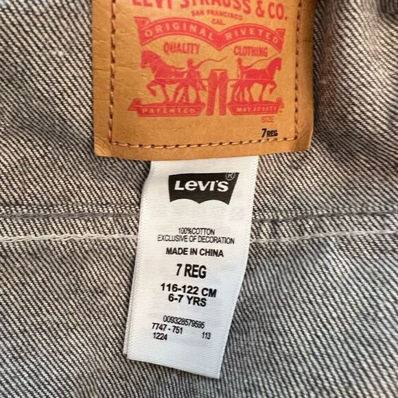 Kids Levi’s gray denim jacket. Size 7Reg. EUC. - Picture 4 of 5